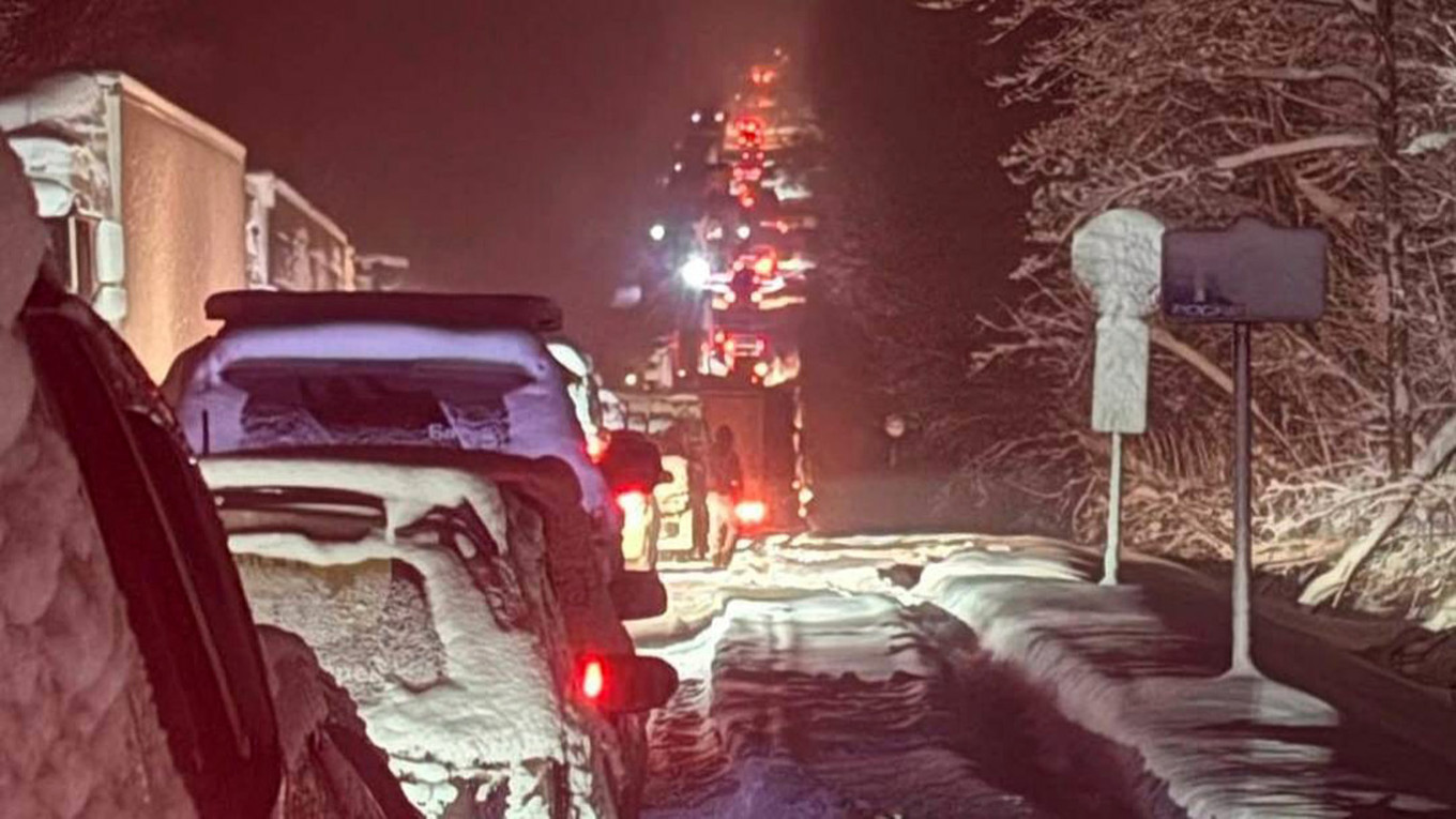 Stranded Drivers Endure Frigid Conditions on Baikal Highway After Severe Snowfall