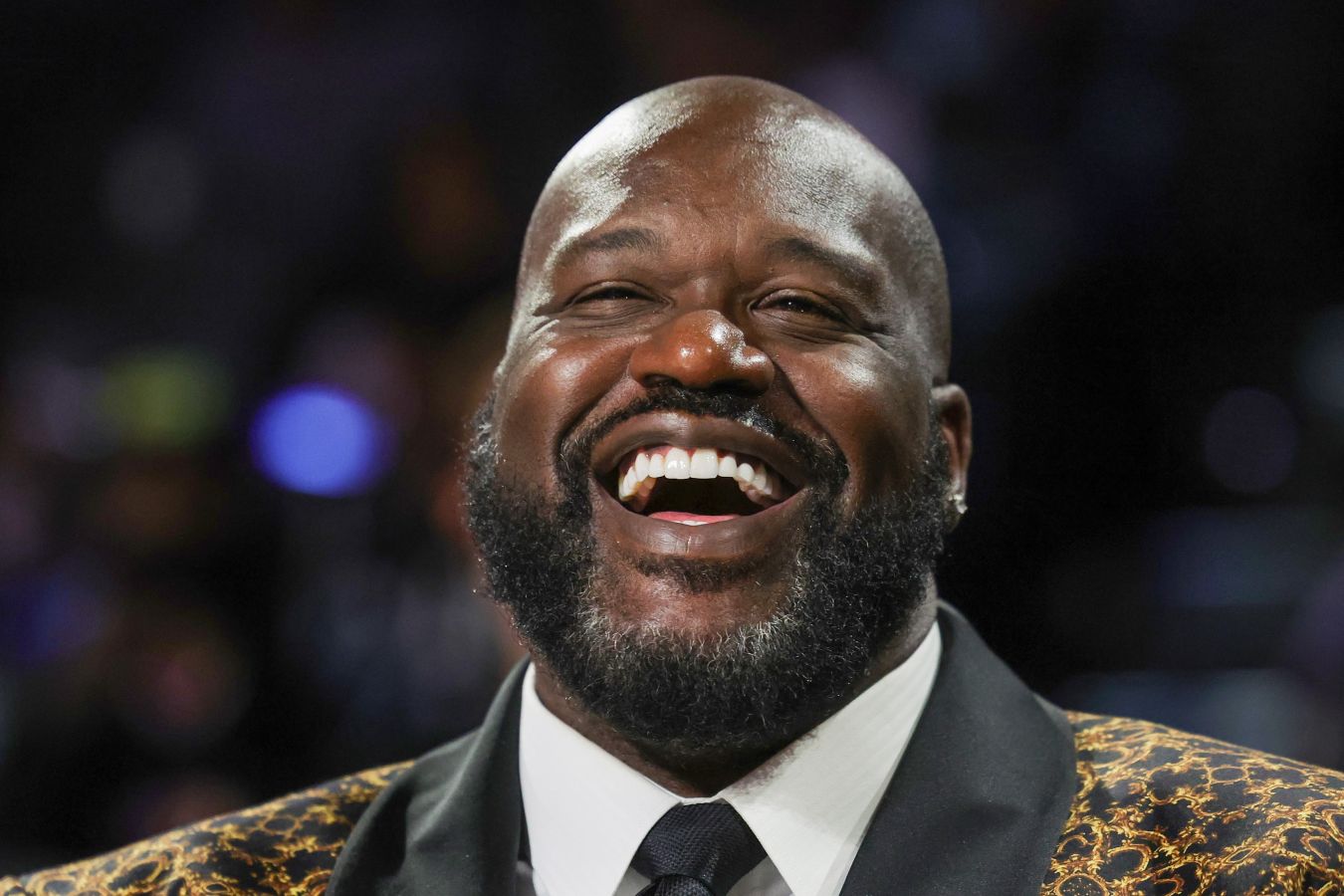 Шакил О’Нил рассказал, как мама заставила его отказаться от $ 50 млн с Reebok

Текст: Баскетбольная легенда <b>Шакил О’Нил</b> рассказал историю, как в начале своей карьеры он отказался от контракта с <a href=/tags/8244-reebok/ title=Reebok>Reebok</a> на $ 50 млн по совету матери. Причиной стал разговор с возмущённой матерью фаната, которая пожаловалась на высокую цену его кроссовок.

В 1992 году О’Нил выпустил свою первую модель кроссовок Shaq Attaq в <a href=/tags/8244-reebok/ title=Reebok>Reebok</a>. Обувь хорошо продавалась, пока после одной из игр к нему не подошла женщина с сыном.

«Эта прекрасная леди тащила своего сына. Я думал, она хочет автограф. А она начала говорить: «Вы заставляете наших детей платить за эти кроссовки». Вы знаете, как нас воспитывали — нам нельзя перечить старшим. Тогда я пошёл домой, чтобы поговорить с мамой. Думал, она будет на моей стороне, а она сказала: «Детка, эта женщина права. Твои кроссовки действительно слишком дорогие. Помни, у тебя никогда не было обуви дороже $ 40», — приводит слова ОНила портал The Sports Rush.

После этого разговора центровой «Орландо Мэджик» принял решение не продлевать контракт с <a href=/tags/8244-reebok/ title=Reebok>Reebok</a>, несмотря на предложение в $ 50 млн. Вместо этого он создал собственную независимую марку, сосредоточившись на производстве доступной обуви, которую начал продавать через Walmart.

Сегодня бренд Shaq продал более 470 млн пар обуви, а управление компанией перешло к его сыну Шарифу.