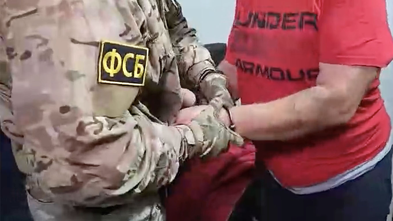 FSB Agents Shoot and Kill Ukrainian Accused of Trying to Assassinate Russian Military Officer

Текст: Russia’s Federal Security Service (FSB)saidMonday that its agents killed a Ukrainian man and arrested another during an operation to thwart an alleged assassination attempt of a senior Russian military officer in annexed Crimea.

The law enforcement agency said the man, allegedly recruited by Ukraine’s GUR military intelligence, was “neutralized” after placing an explosive device under the officer’s car and “offering armed resistance.”

Video shared by state news agenciesshowedthe man’s dead body on the pavement, along with a hand grenade and a rectangular object underneath a black sedan.A close-up displayed various electronic components, including a Verizon phone with a Ukrainian coat of arms and flag on the screen.

In its statement, the FSB described the item as a “Western-made explosive device.”

A second man was placed in pre-trial detention on charges of aiding terrorist activity. The FSB said he was an accomplice of 40-year-old Rustem Fakhriyev, identified as a GUR officer and alleged organizer of the plot.

Neither the alleged assassins nor the officer purportedly targeted in the plot were identified by name.

The FSB video showed security agents arresting the second man, whose face was blurred, at his home. He appeared elderly and required help walking up steps.