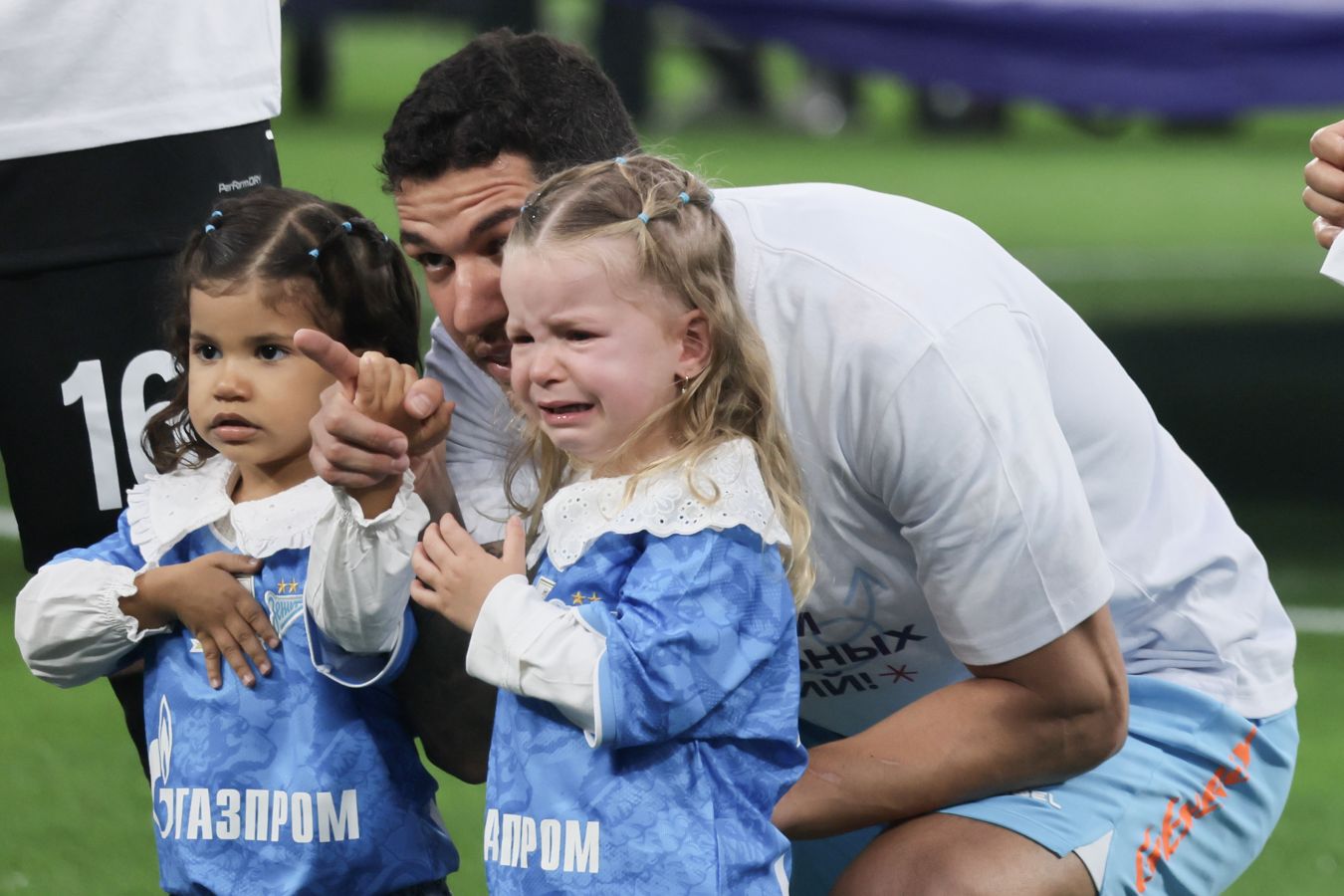 US student killed lover in self-defence, jury told

Текст: A US student accused of fatally stabbing a sexual partner had split seconds to defend himself against his angry lover, a court has heard.

Joshua Michals, 26, denies the murder of 31-year-old Zhe Wang, a fellow student at Goldsmiths, University of London.

Ms Wang was found with two stab wounds to her face at her flat in Manor Park, Lewisham, south-east London, after the defendant called 999 in March 2024.

Brian St Louis KC, defending, told jurors at the Old Bailey that Mr Michals acted in self-defence when Ms Wang attacked him with a knife, suffering her injuries in the struggle.

Ms Wang had sent a message to Mr Michals, of Deals Gateway in Deptford, south-east London, the day before her death saying: I hate you, I hate you, I hate you, Mr St Louis said.

She was angry and she was out to deal with the person who was the bane of her life.

He had split seconds to do whatever he could to make sure that he was not stabbed and that he was not seriously injured.

During the incident, he kept telling Ms Wang to calm down, to stop… but she did not calm down, and everything he did was acting in self-defence.

Born and raised in Chicago, Illinois, Mr Michals previously told the court Ms Wang became stressed, believing – incorrectly – she had contracted a sexually transmitted disease after they had sex.

A post-mortem examination revealed Ms Wang, a Chinese national, died from stab wounds to the head and compression to the neck, the trial heard.

Mr Michals previously told jurors he did not mean to strike Ms Wang with the knife, saying: I just wanted to get her away from me.

He also said he pressed his forearm to her neck to try to restrain her and insisted he did not mean to kill her or cause her harm.

The trial heard Mr Michals called his father and obtained the details for a solicitor before arriving at his flat and phoning an ambulance.

He also took Ms Wangs phone from her kitchen and put it in a bin outside, jurors were told.

It was recovered days later at a refuse area in Newham, east London.