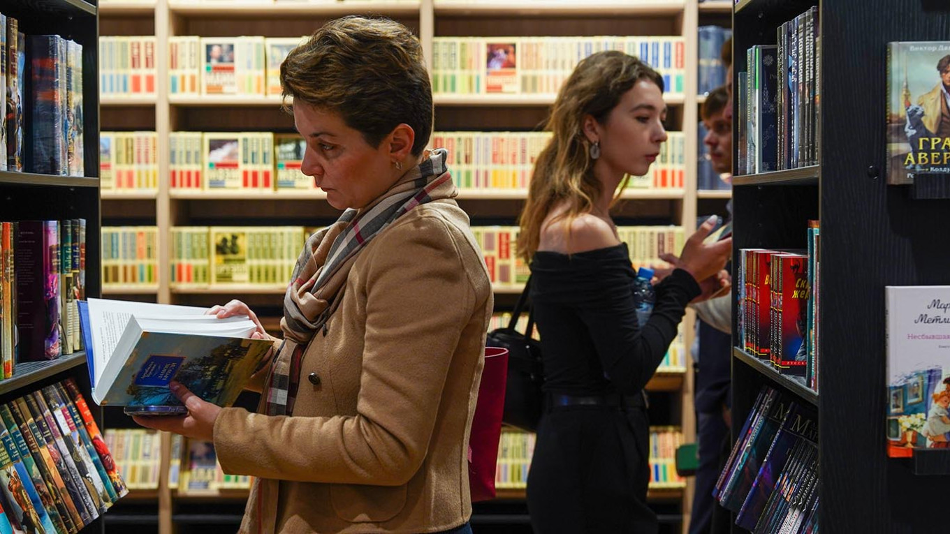 Russias Largest Publisher Closes LGBTQ+ YA Imprint Amidst Crackdown on Extremism