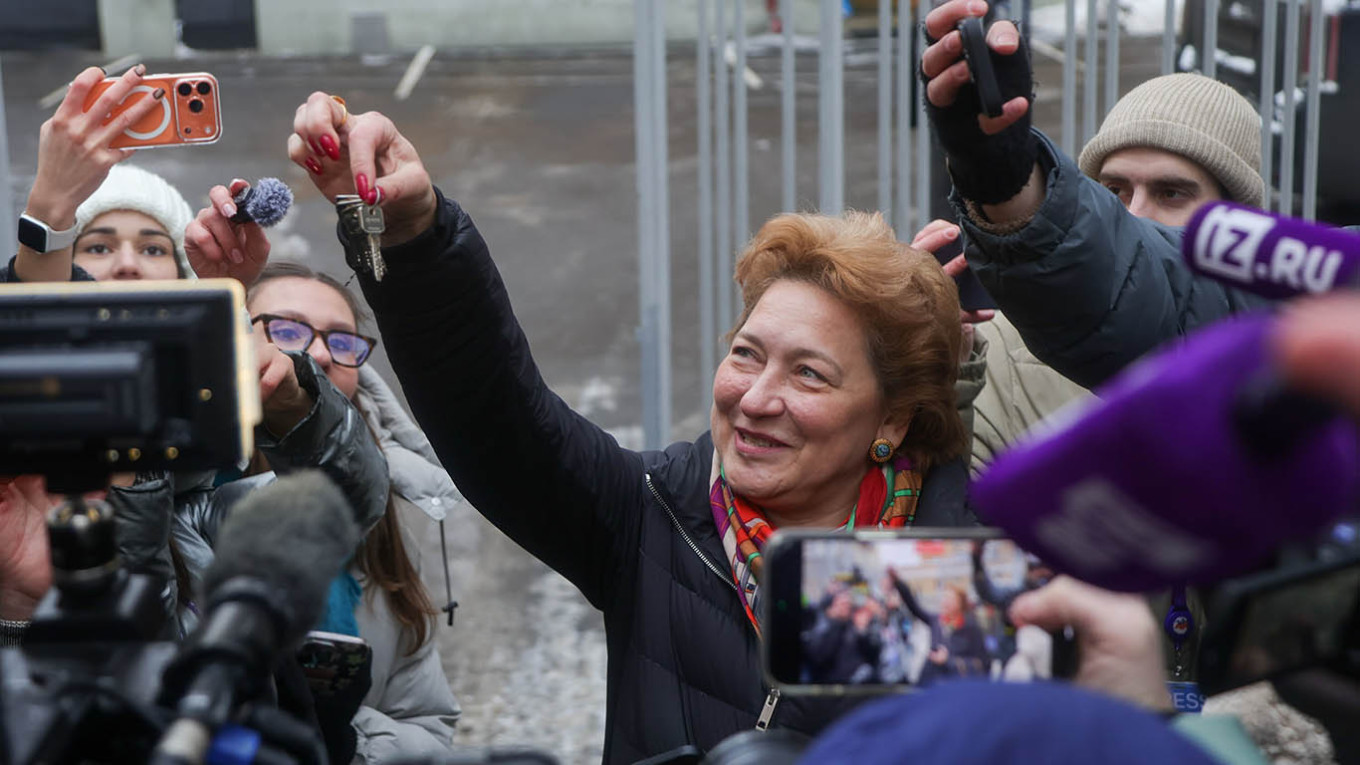 Legal Battle Concludes: Keys to Larisa Dolina’s Apartment Handed to Deceptive Scheme Victim