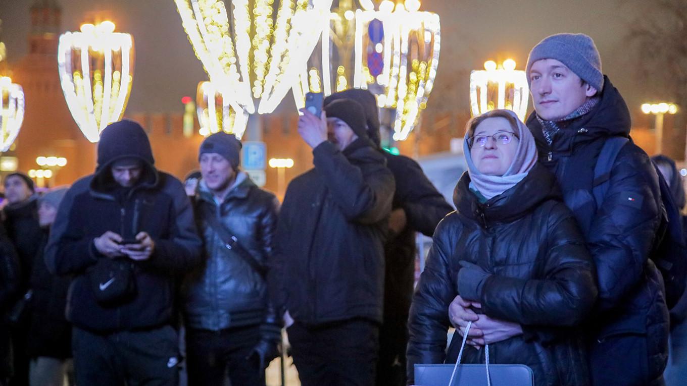 New Year’s Aspirations: Russians Dream of Peace and Change in 2026