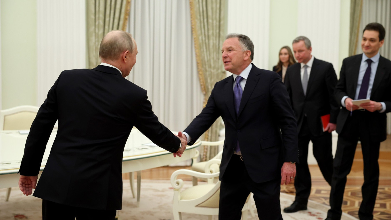 Russia and Ukraine Prepare for Trilateral Talks in Abu Dhabi Amid Stalemate and Unyielding Positions