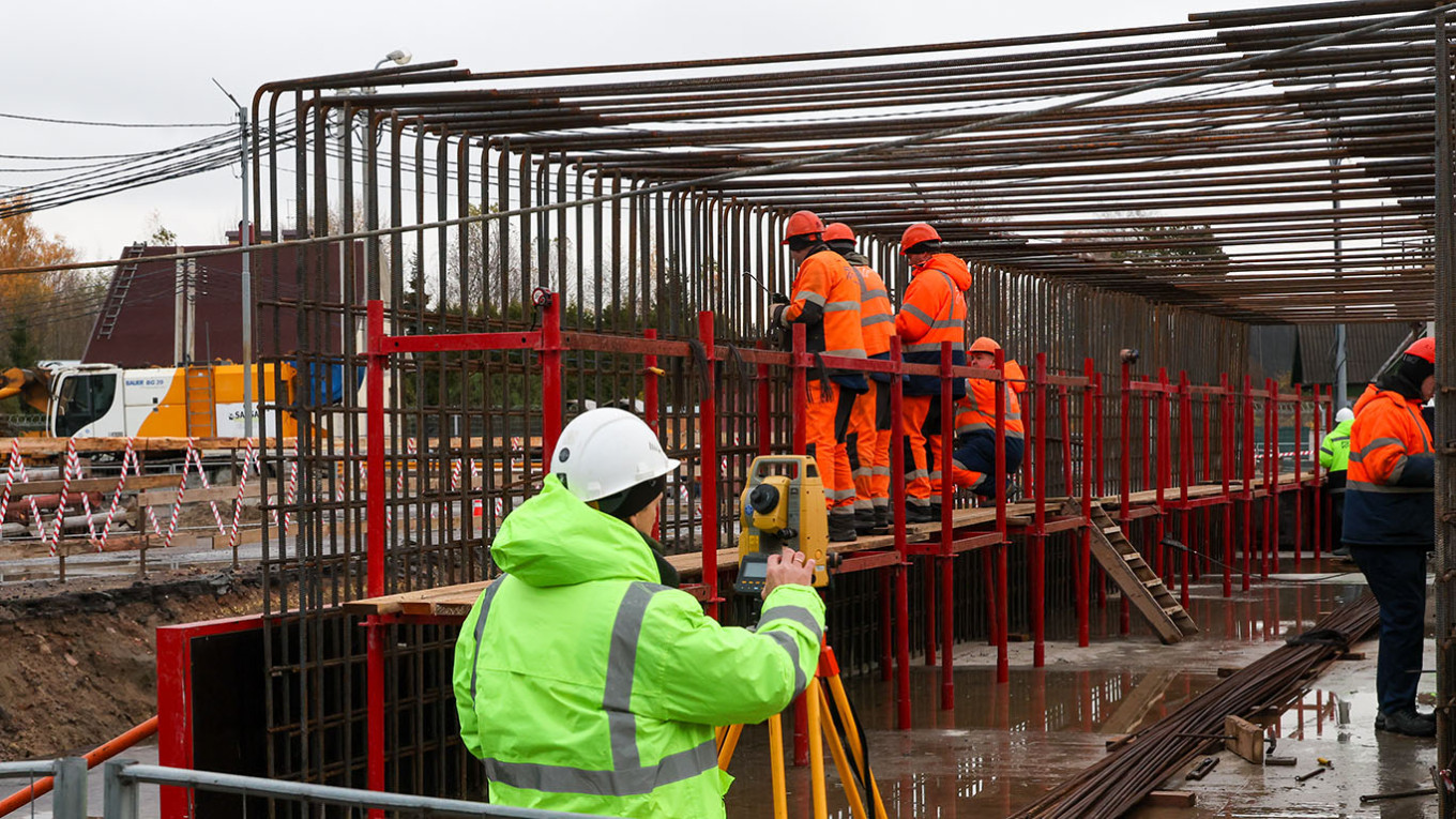 Russia Accelerates Work Permit Issuance for Indian and Bangladeshi Nationals Amid Labor Crisis in 2025