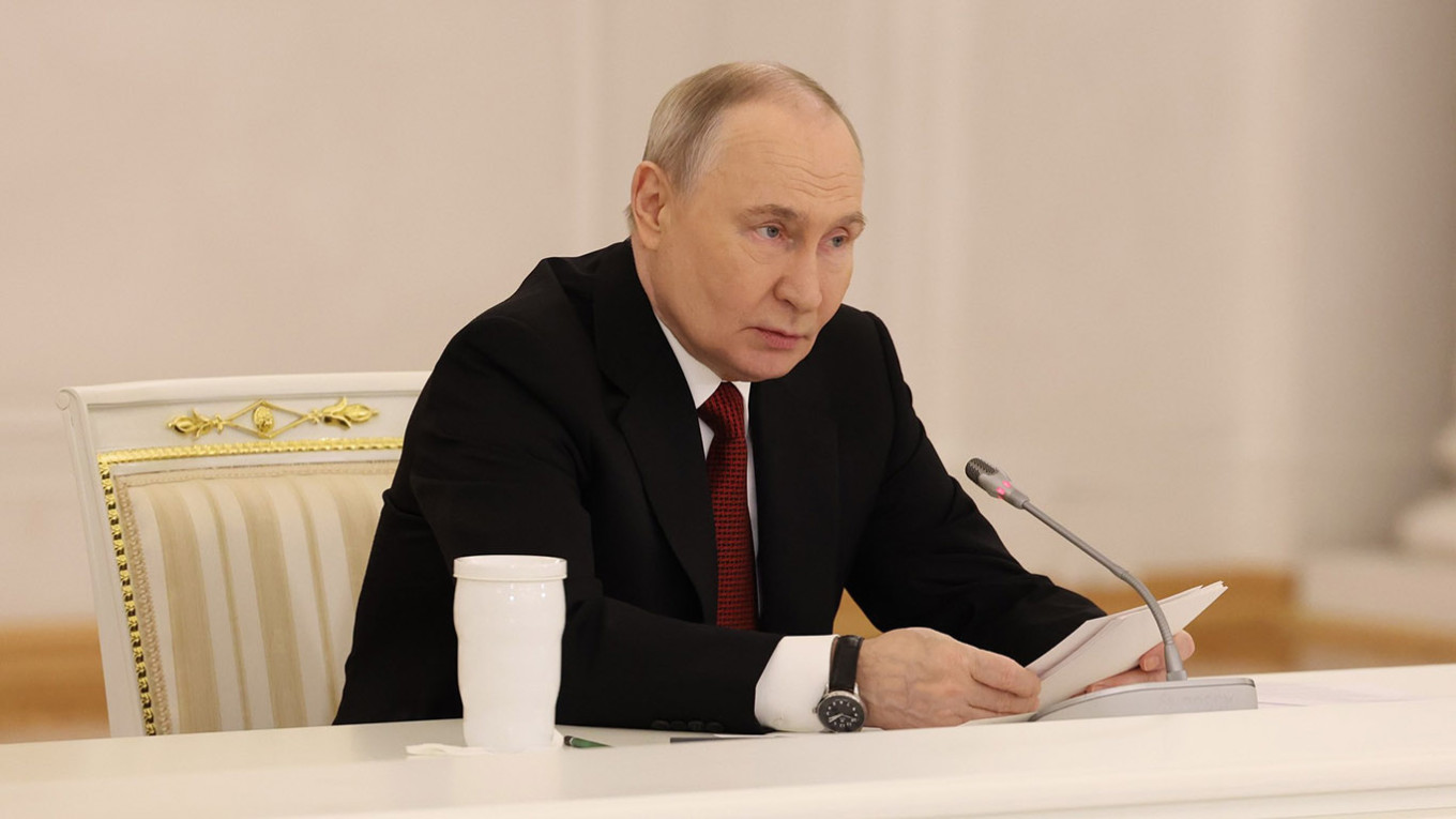 Putin Backs E-Commerce in Banks Dispute Over Discounts and Loyalty Programs