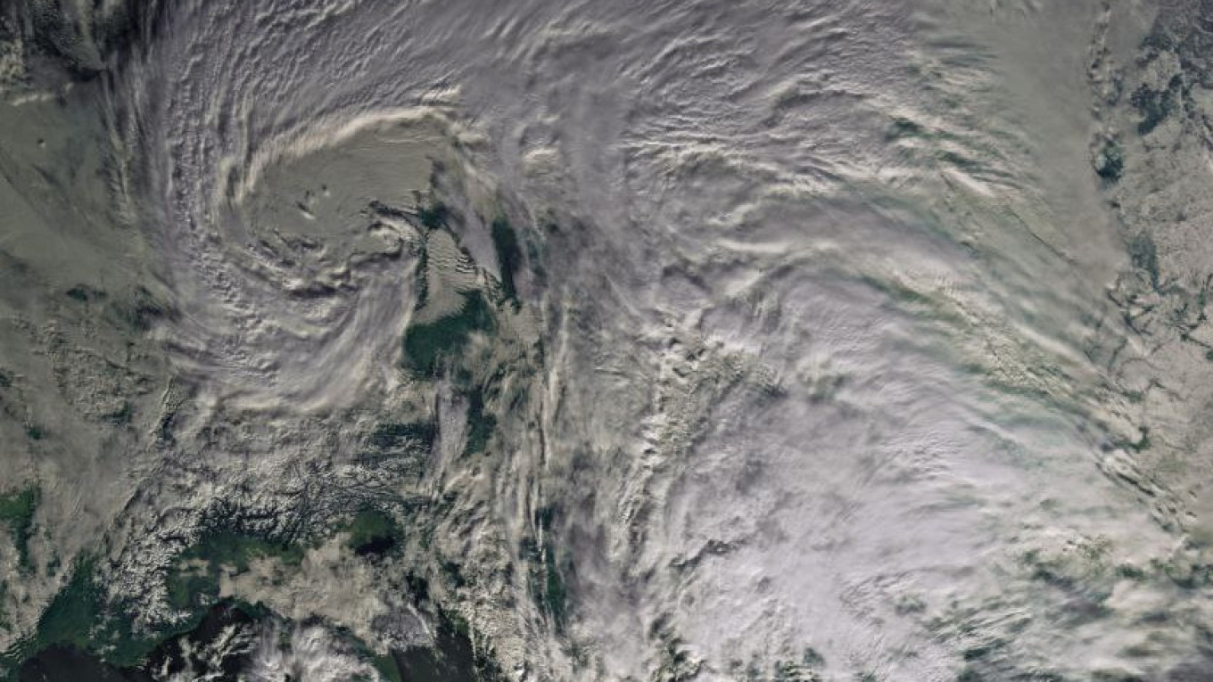 Snowstorm Paralyzes Moscow: Flights Disrupted and Warning Issued