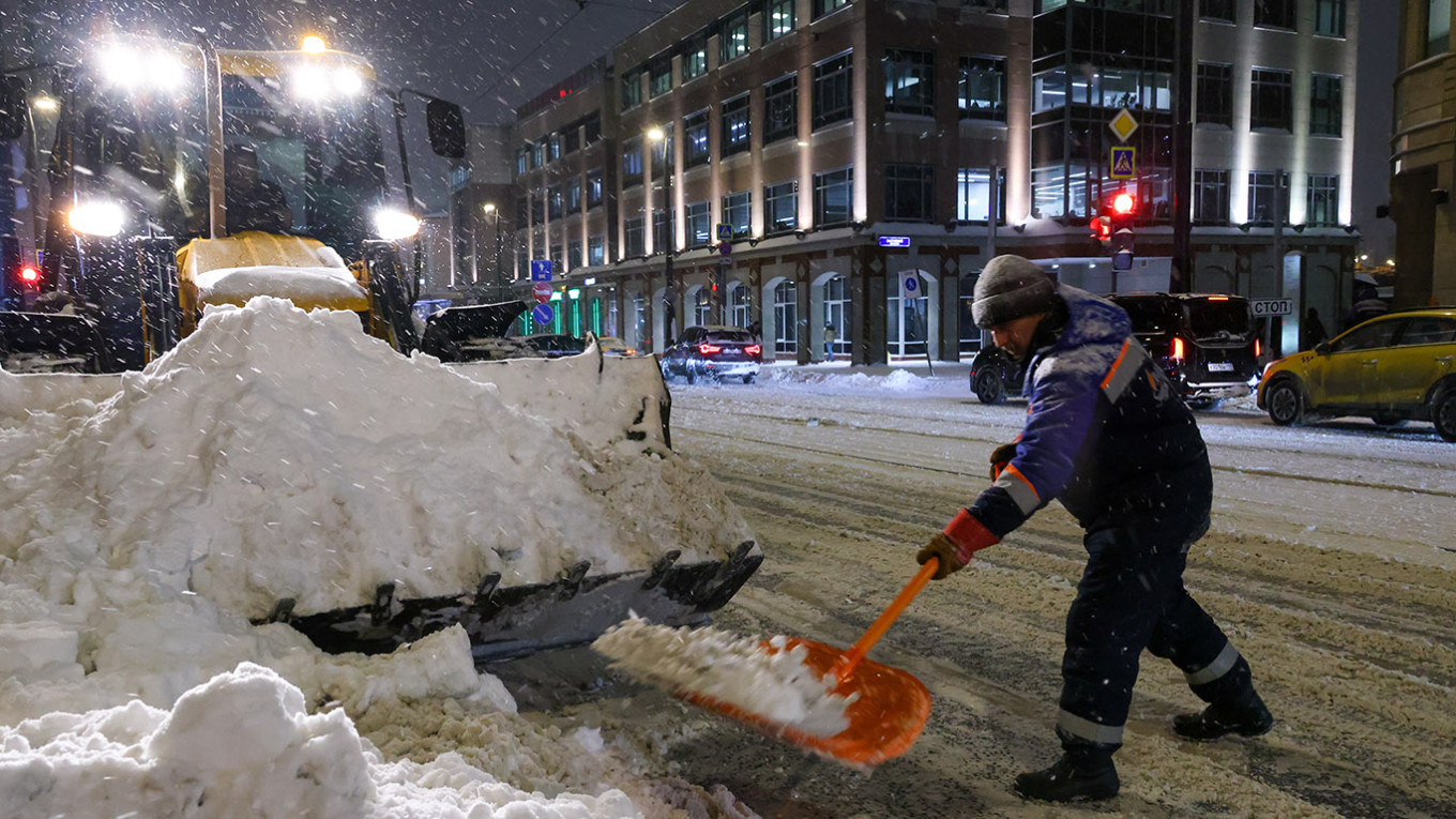 Moscow Braces for Record Snowfall and Chilling Temperatures Ahead of Weekend Freeze